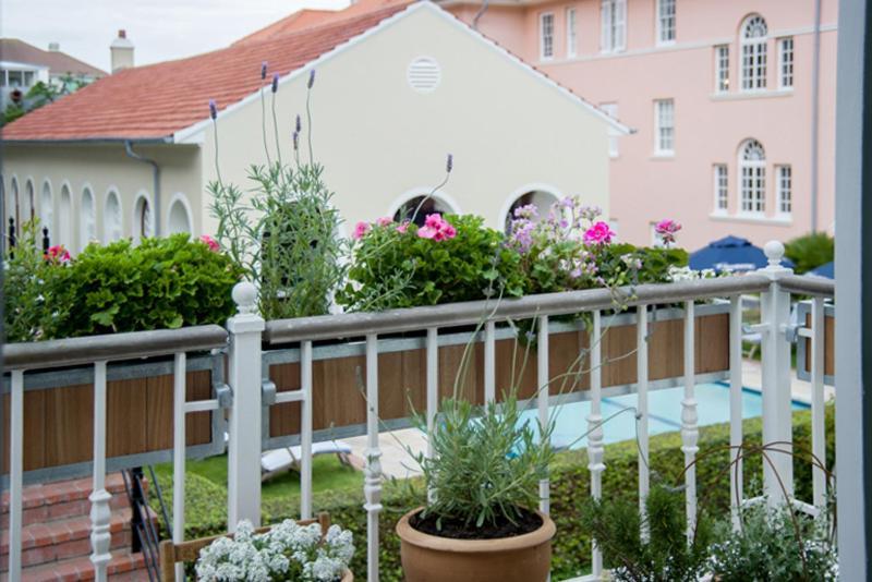 Charming Coastal Townhouse At The Majestic Villa Kalk Bay Exterior photo
